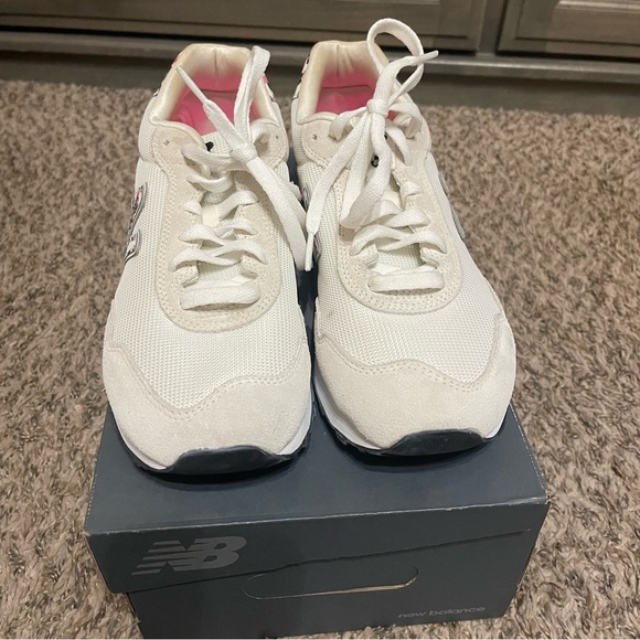 Like NEW New Balance tennis shoes 👟 - Picture 3 of 6